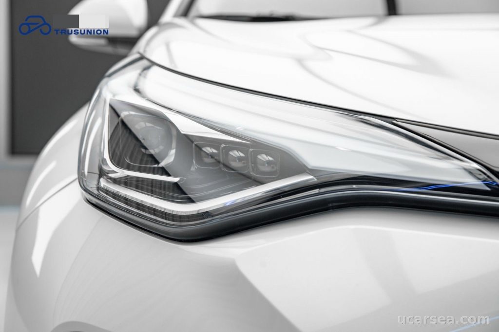 Toyota C-HR 2023 Luxury photo 4