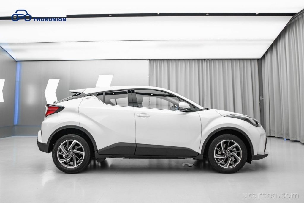 Toyota C-HR 2023 Luxury photo 2