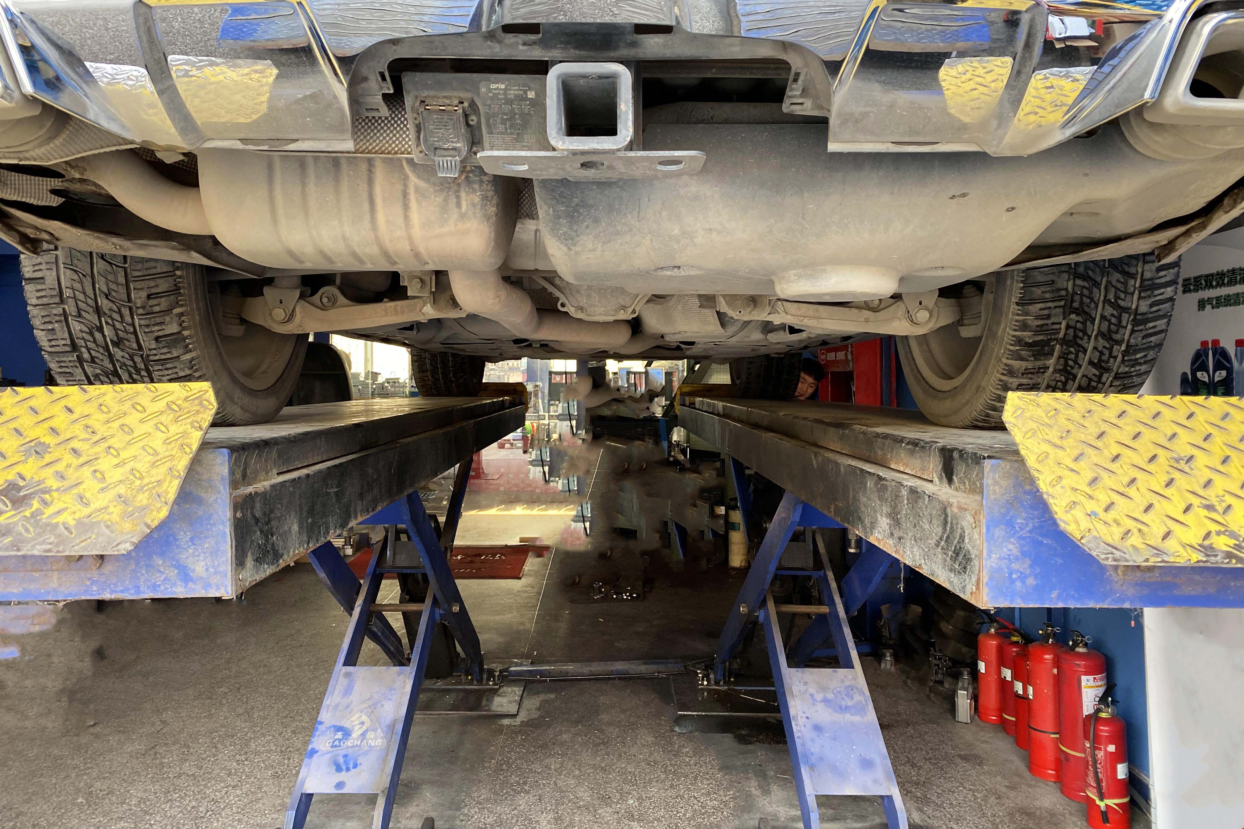 Undercarriage inspection on hydraulic lift