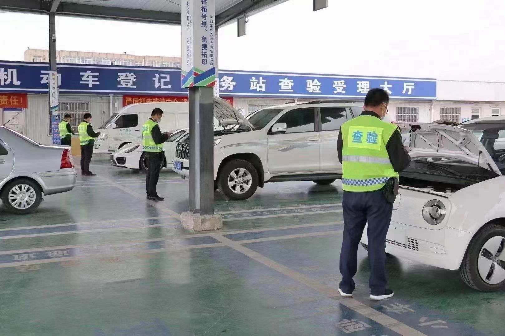 Vehicle registration verification station
